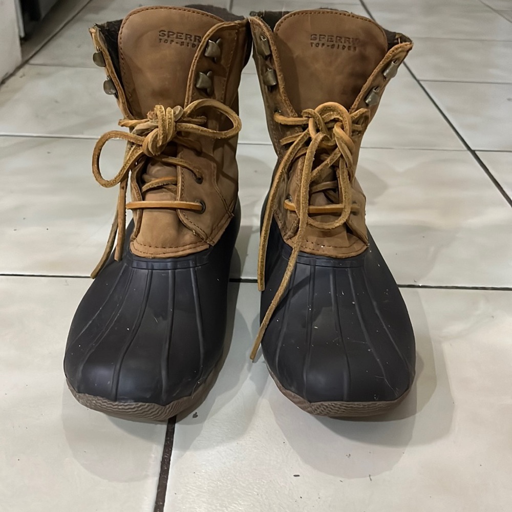 Sperry Top sider winter boot. Size 7.5. Excellent condition.